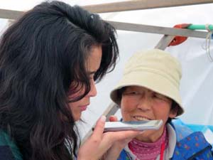 Image of International Visitor speaking to local Japanese women via smartphone app